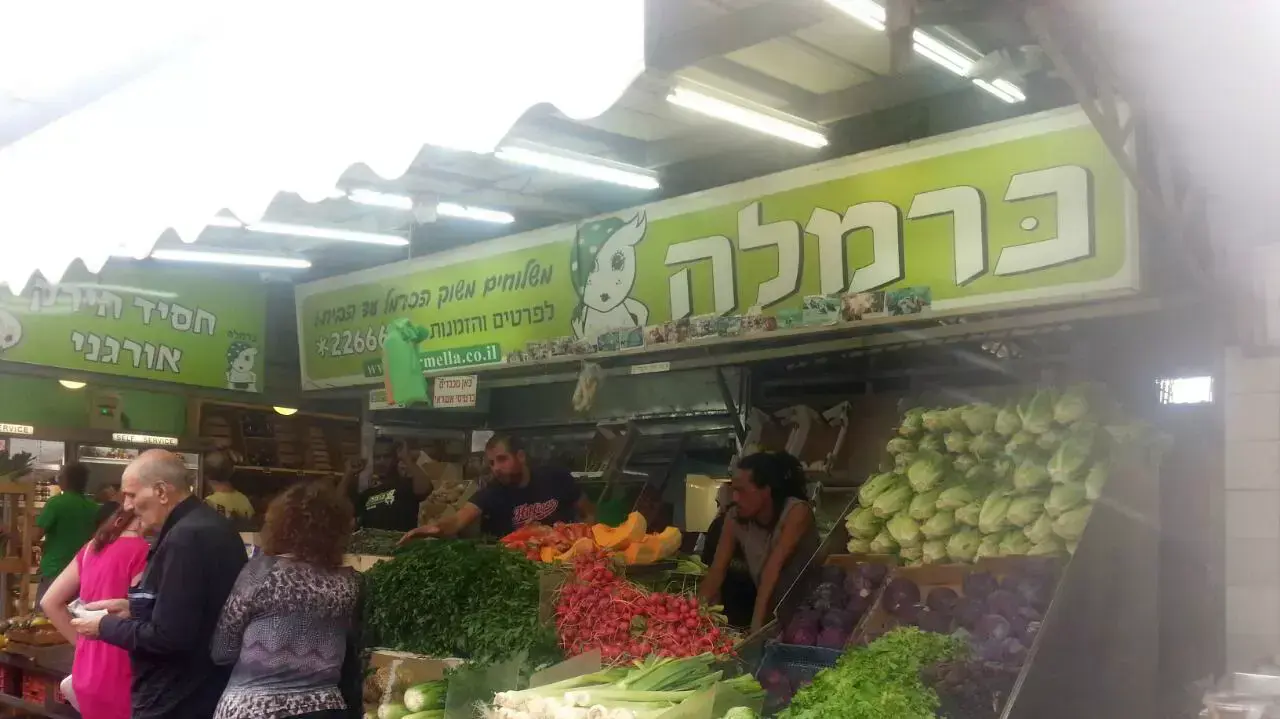 רמי כרמל מתל אביב בעל דוכן ירקות בשוק הכרמל רמי כרמל מתל אביב בעל דוכן ירקות בשוק הכרמל