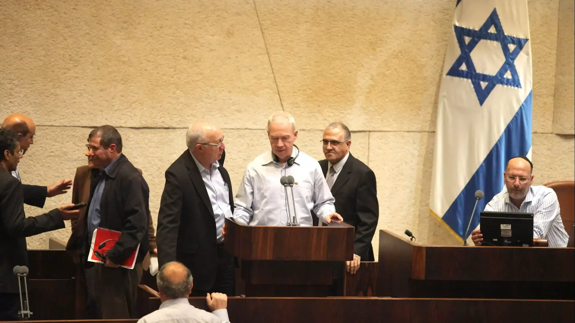 הח"כים החדשים יואב גלנט ומנואל טרכטנברג ביומם הראשון בכנסת, מרץ 2015 הח"כים החדשים יואב גלנט ומנואל טרכטנברג ביומם הראשון בכנסת, מרץ 2015
