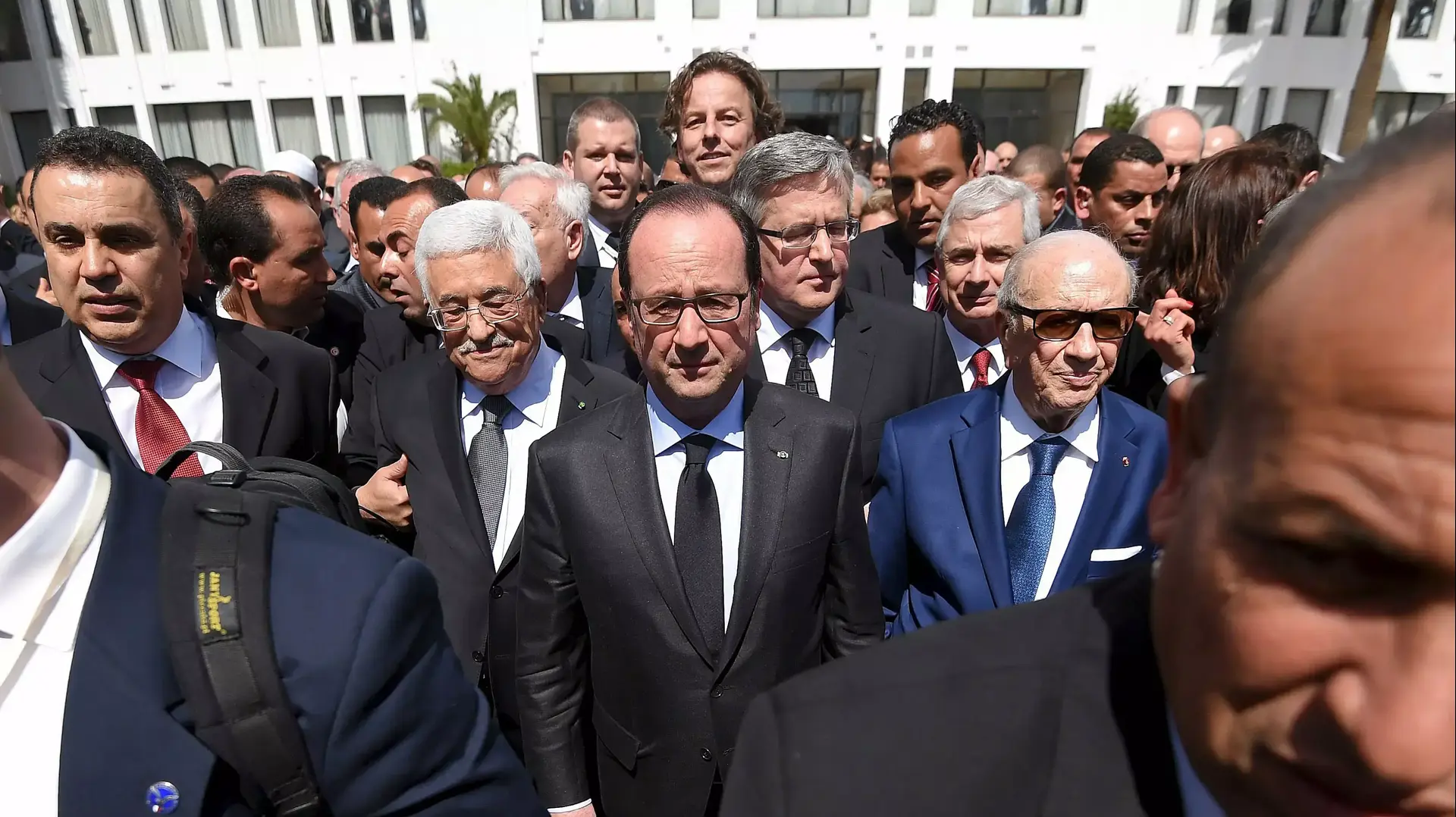 נשיא צרפת פרנסואה הולנד, נשיא תוניסיה באג'י קאיד א-סבסי ויו"ר הרשות הפלסטינית אבו מאזן במצעד נגד הטרור בתוניס, 29 במרץ 2015 נשיא צרפת פרנסואה הולנד, נשיא תוניסיה באג'י קאיד א-סבסי ויו"ר הרשות הפלסטינית אבו מאזן במצעד נגד הטרור בתוניס, 29 במרץ 2015