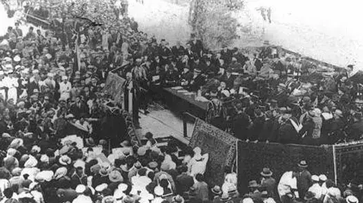 הלורד בלפור נואם בטקס החניכה של האוניברסיטה העברית בשנת 1925