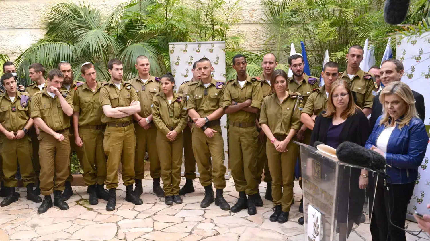 שרה נתניהו באירוע במשרדי קרן לב?י באגף משרד הביטחון בבסיס תל השומר. מרץ 2015 שרה נתניהו באירוע במשרדי קרן לב?י באגף משרד הביטחון בבסיס תל השומר. מרץ 2015