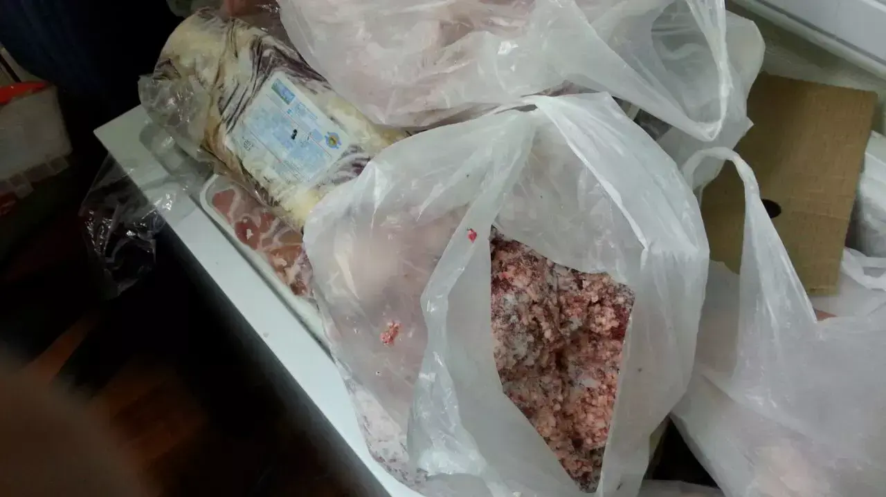 נמצא בשר פג תוקף במחסן המשמש את אטליז "ענק הבשר" בחולון, מרץ 2015 נמצא בשר פג תוקף במחסן המשמש את אטליז "ענק הבשר" בחולון, מרץ 2015