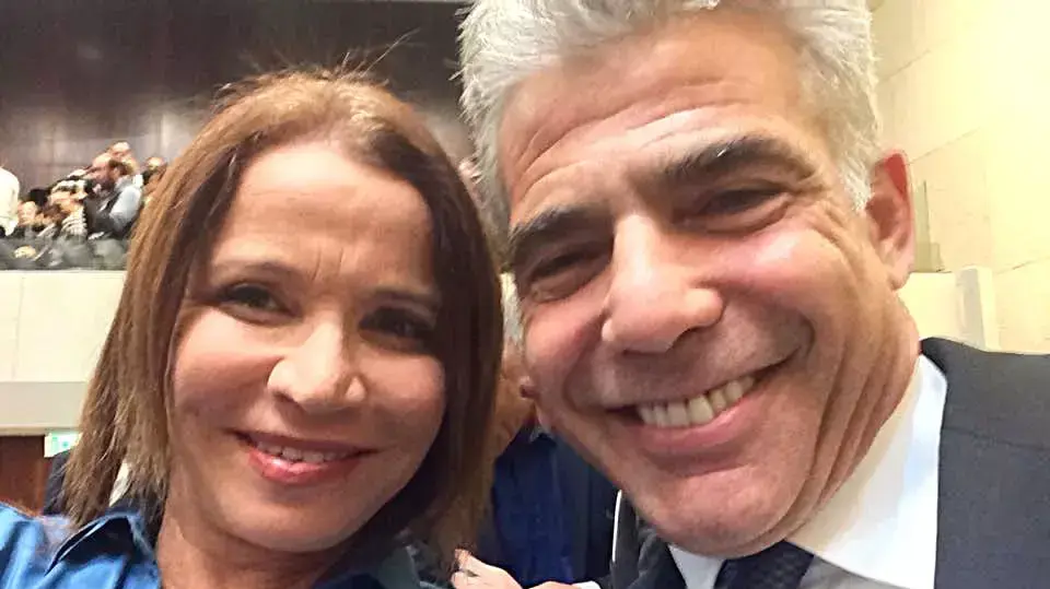 חברי הכנסת שלי יחימוביץ' ויאיר לפיד בהשבעת הכנסת ה-20, מרץ 2015 חברי הכנסת שלי יחימוביץ' ויאיר לפיד בהשבעת הכנסת ה-20, מרץ 2015