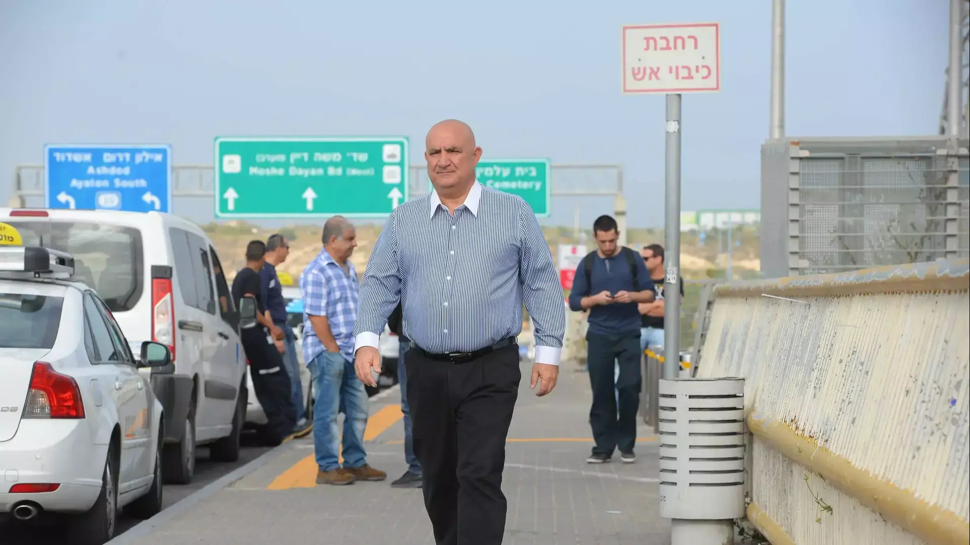 מפכ"ל המשטרה לשעבר משה קראדי, בשדרות משה דיין ראשון לציון. מרץ 2015 מפכ"ל המשטרה לשעבר משה קראדי, בשדרות משה דיין ראשון לציון. מרץ 2015