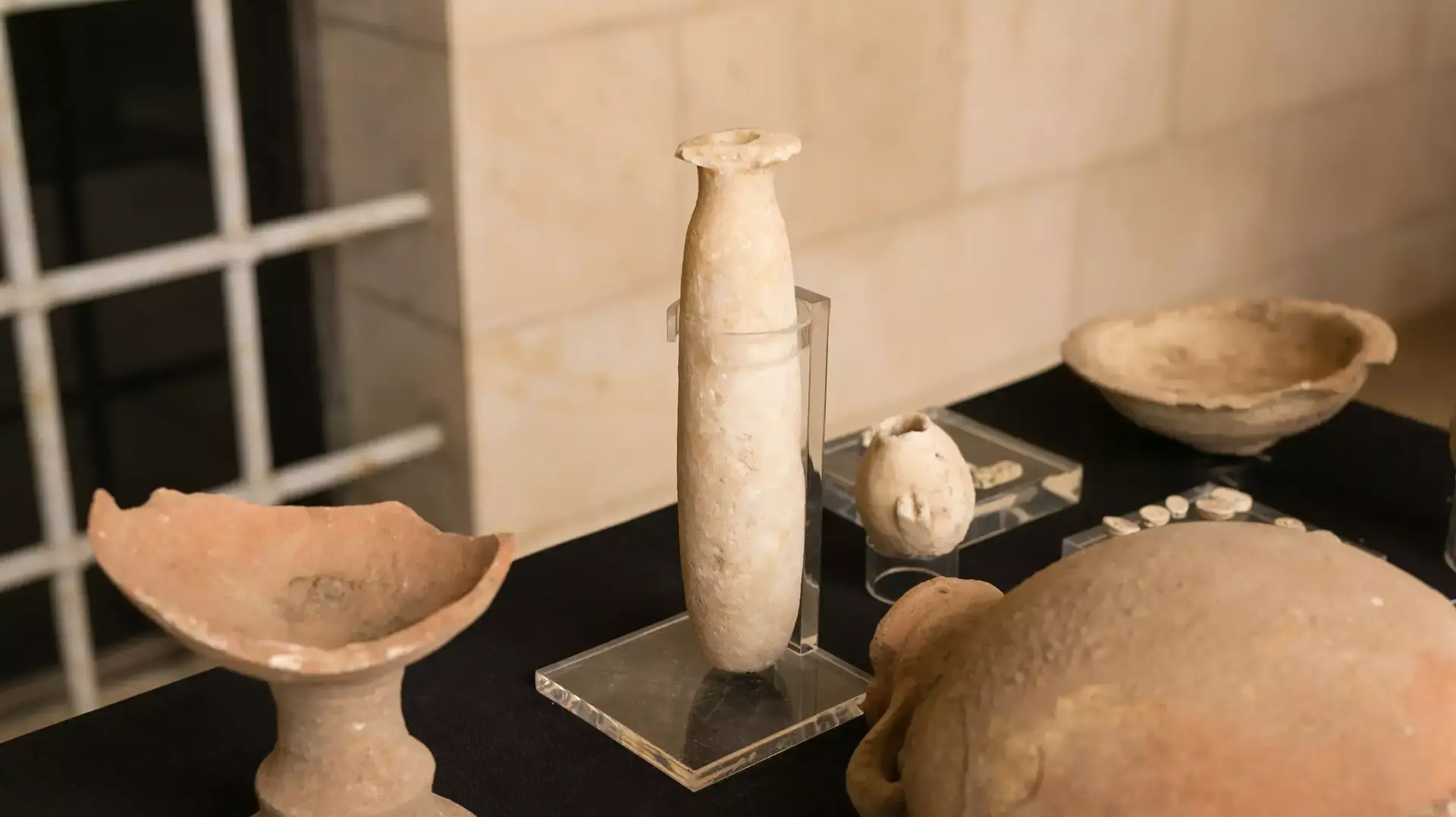 עשרות ממצאים ארכיאולוגים מהתרבות המצרית והיהודית שנחשפו בעקבות שוד עתיקות מוצגות במוזיאון רוקפלר בירושלים, מרץ 2015 עשרות ממצאים ארכיאולוגים מהתרבות המצרית והיהודית שנחשפו בעקבות שוד עתיקות מוצגות במוזיאון רוקפלר בירושלים, מרץ 2015