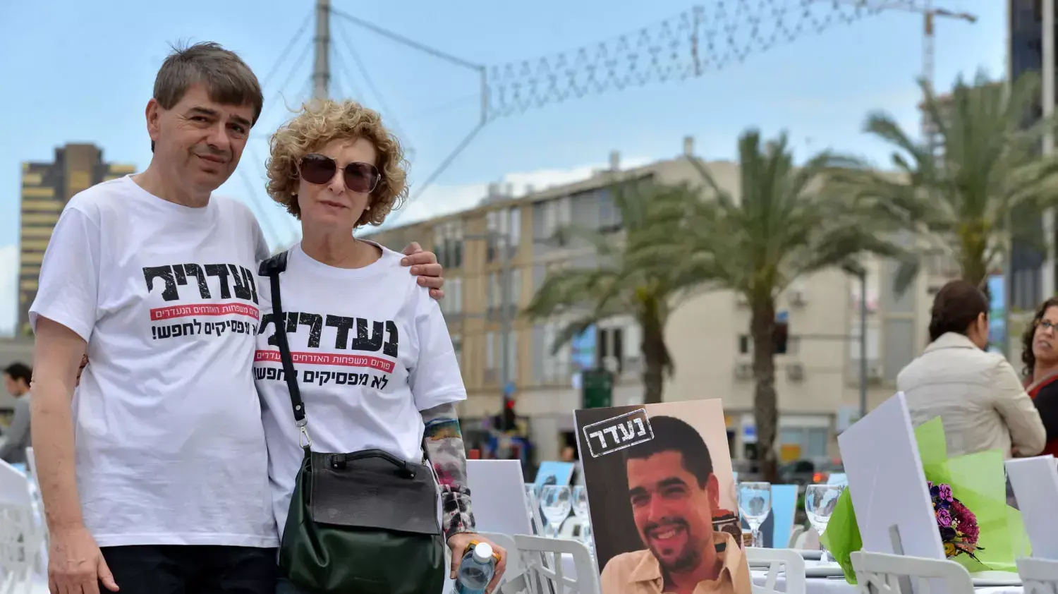 יהושוע וורדה מיניביצקי בכיכר רבין עם שולחן הסדר לנעדרים, אפריל 2015 יהושוע וורדה מיניביצקי בכיכר רבין עם שולחן הסדר לנעדרים, אפריל 2015