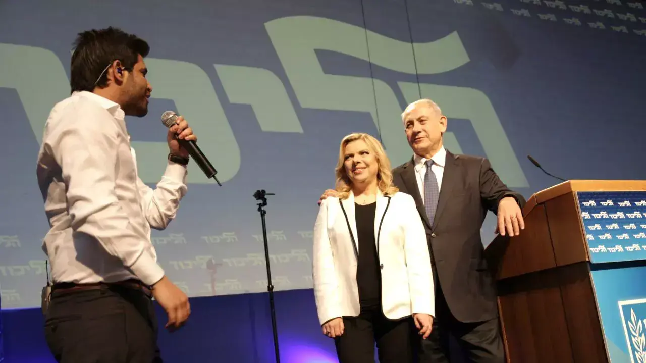 פאר טסי שר בפני ראש הממשלה בנימין נתניהו ורעייתו שרה בכנס פעילי הליכוד בקריית שדה התעופה פאר טסי שר בפני ראש הממשלה בנימין נתניהו ורעייתו שרה בכנס פעילי הליכוד בקריית שדה התעופה