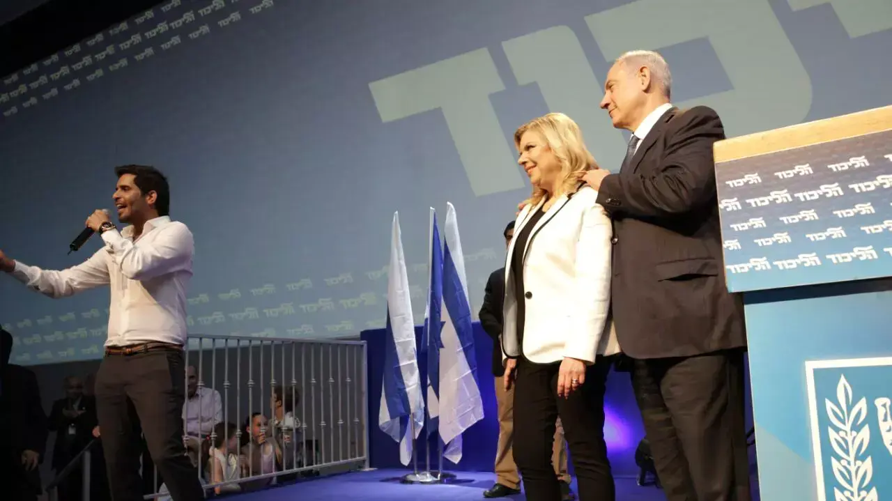 פאר טסי שר בפני ראש הממשלה בנימין נתניהו ורעייתו שרה בכנס פעילי הליכוד בקריית שדה התעופה
