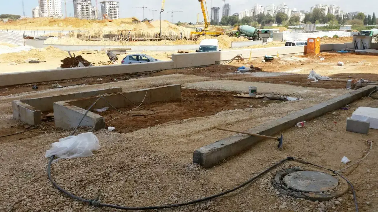 עבודות להקמת תחנת חשמל שעתידה לקום בסמוך לשכונת מגורים בבאר יעקב עבודות להקמת תחנת חשמל שעתידה לקום בסמוך לשכונת מגורים בבאר יעקב