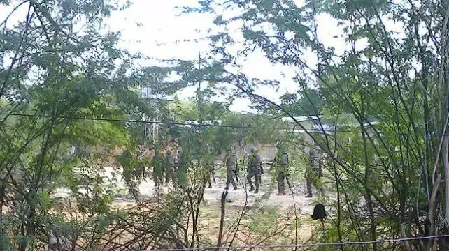 חיילים מצבא קניה באזור האוניברסיטה שהותקפה בידי ארגון א-שבאב, 02 באפריל 2015 חיילים מצבא קניה באזור האוניברסיטה שהותקפה בידי ארגון א-שבאב, 02 באפריל 2015