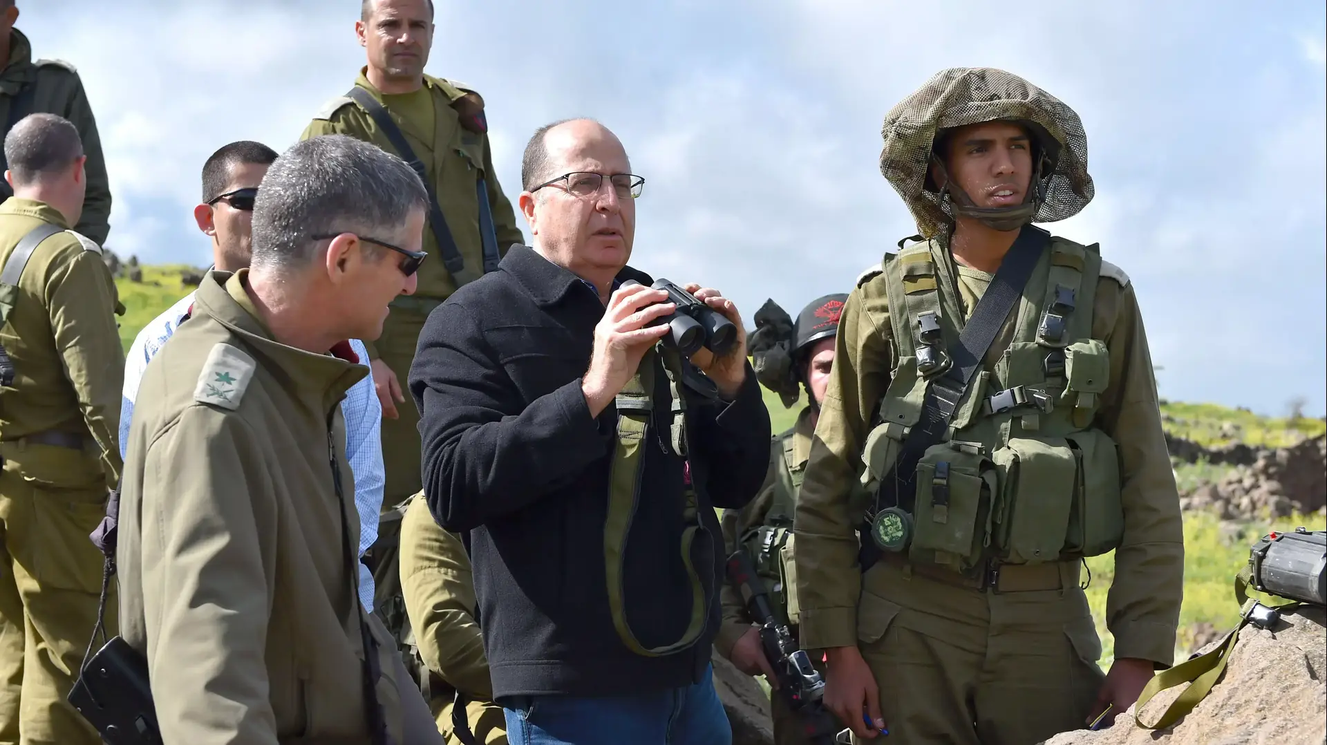 שר הביטחון, משה (בוגי) יעלון, מביקורו בתרגיל חטיבת כפיר ברמת הגולן. אפריל 2015 שר הביטחון, משה (בוגי) יעלון, מביקורו בתרגיל חטיבת כפיר ברמת הגולן. אפריל 2015