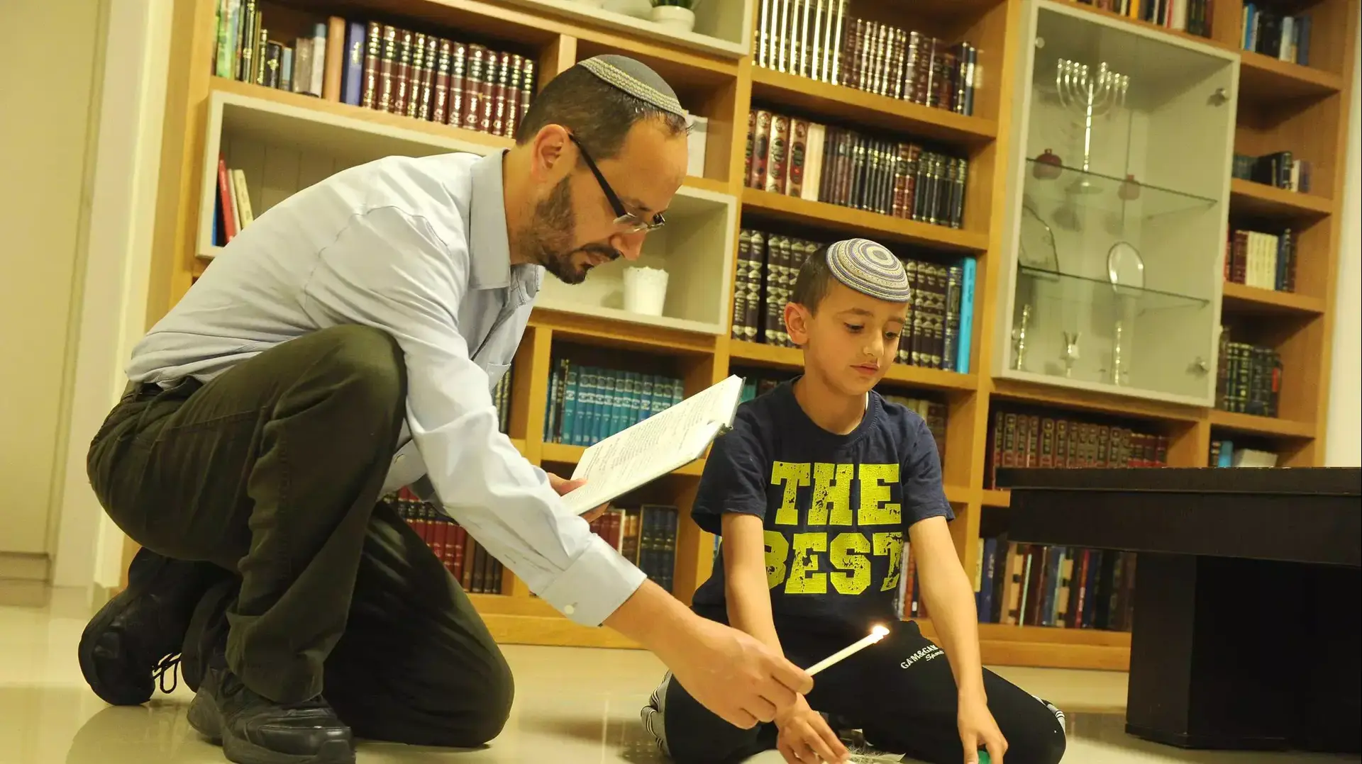 משפחת אמסלם מפתח תקווה עושה את מצוות ביעור חמץ , מרץ 2015 משפחת אמסלם מפתח תקווה עושה את מצוות ביעור חמץ , מרץ 2015