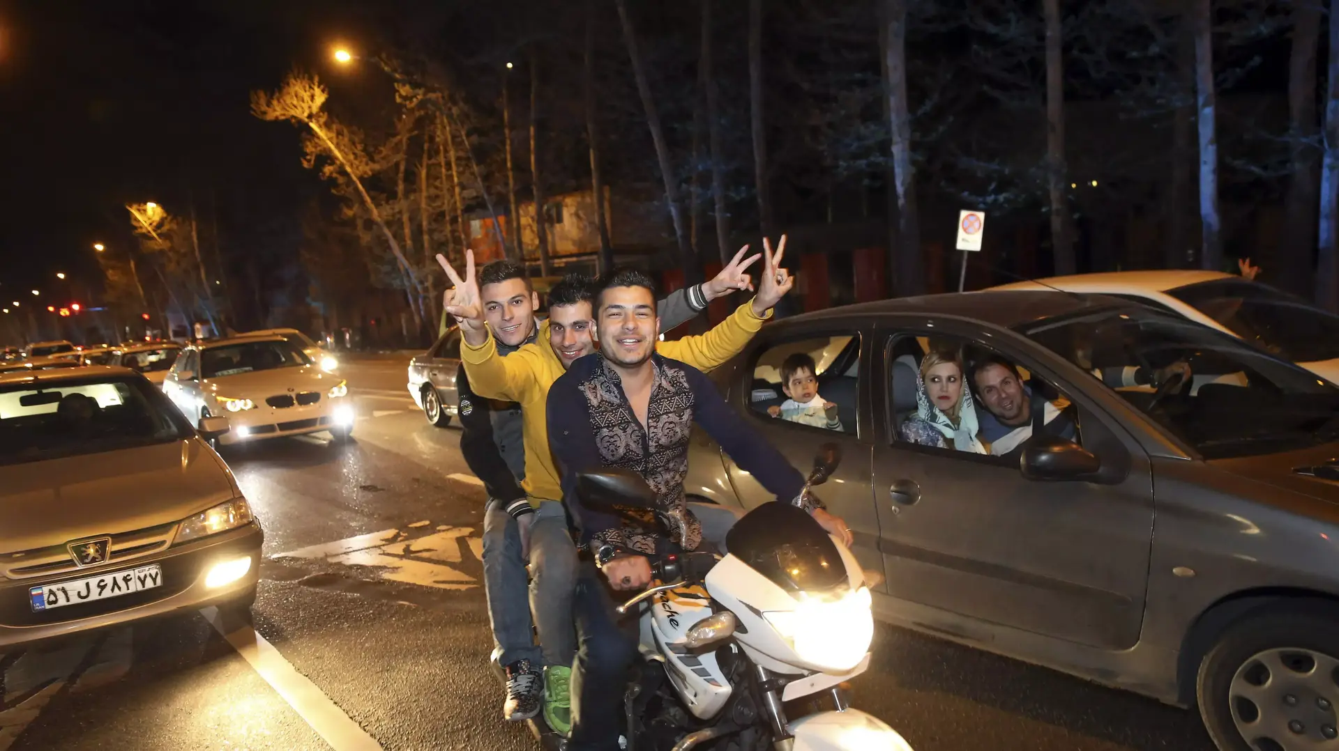 אזרחי איראן חוגגים בטהראן את ההבנות בין המעצמות למדינה אזרחי איראן חוגגים בטהראן את ההבנות בין המעצמות למדינה