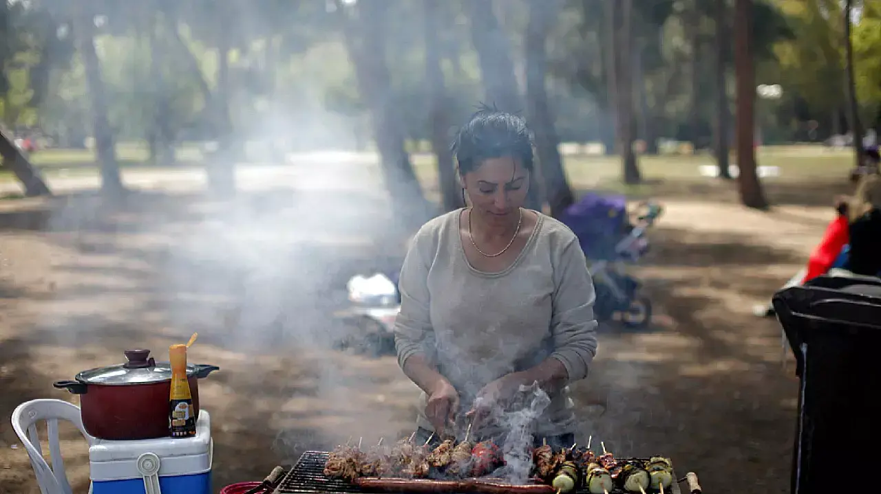 מטיילים בחג הפסח בפארק הירקון מטיילים בחג הפסח בפארק הירקון