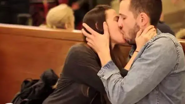 פארה ברוק מנשקת זרים ברחוב