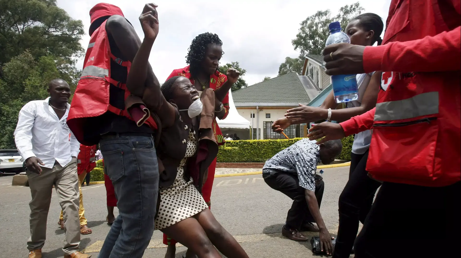 תפילות בניירובי לזכר ההרוגים מטבח הסטודנטים על ידי ארגון א-שבאב באוניברסיטה בקניה תפילות בניירובי לזכר ההרוגים מטבח הסטודנטים על ידי ארגון א-שבאב באוניברסיטה בקניה