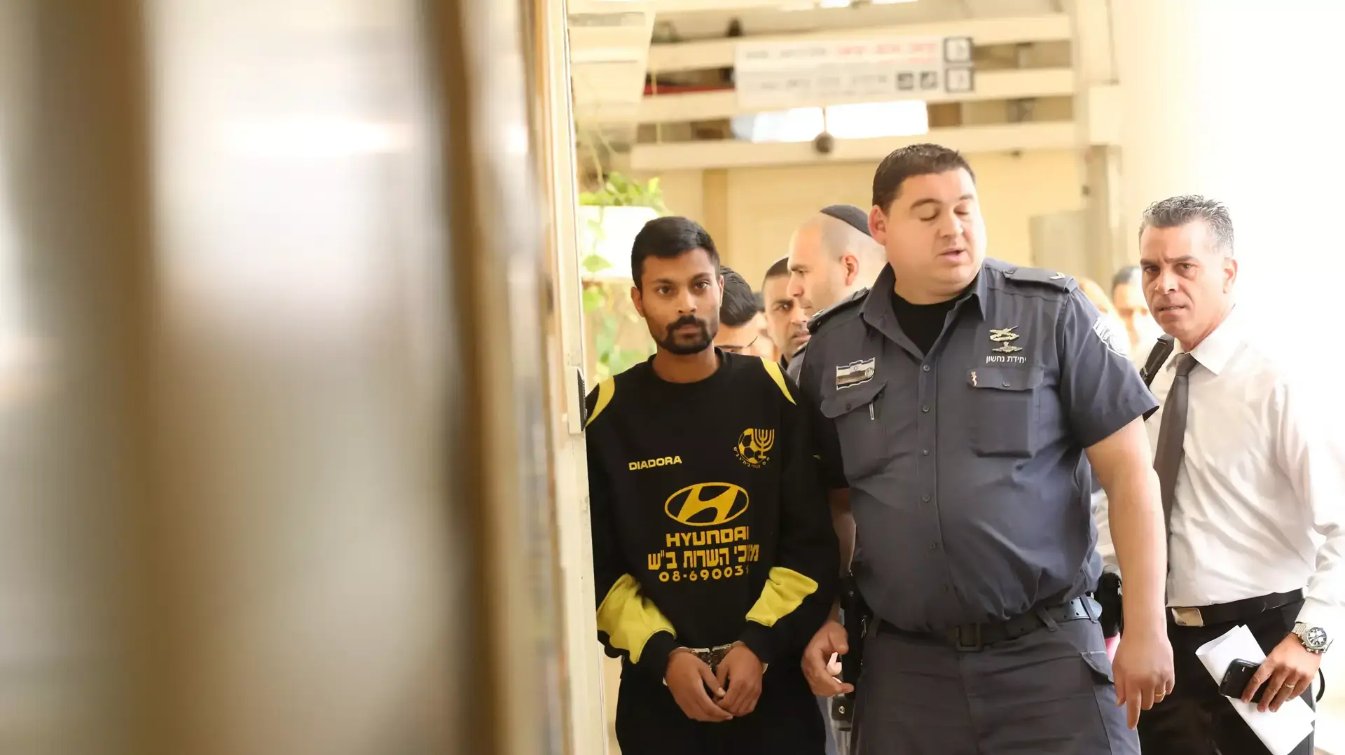 ערן נגאוקר משתחרר עם ניב אסרף, בית המשפט השלום בירושלים אפריל 2015 ערן נגאוקר משתחרר עם ניב אסרף, בית המשפט השלום בירושלים אפריל 2015