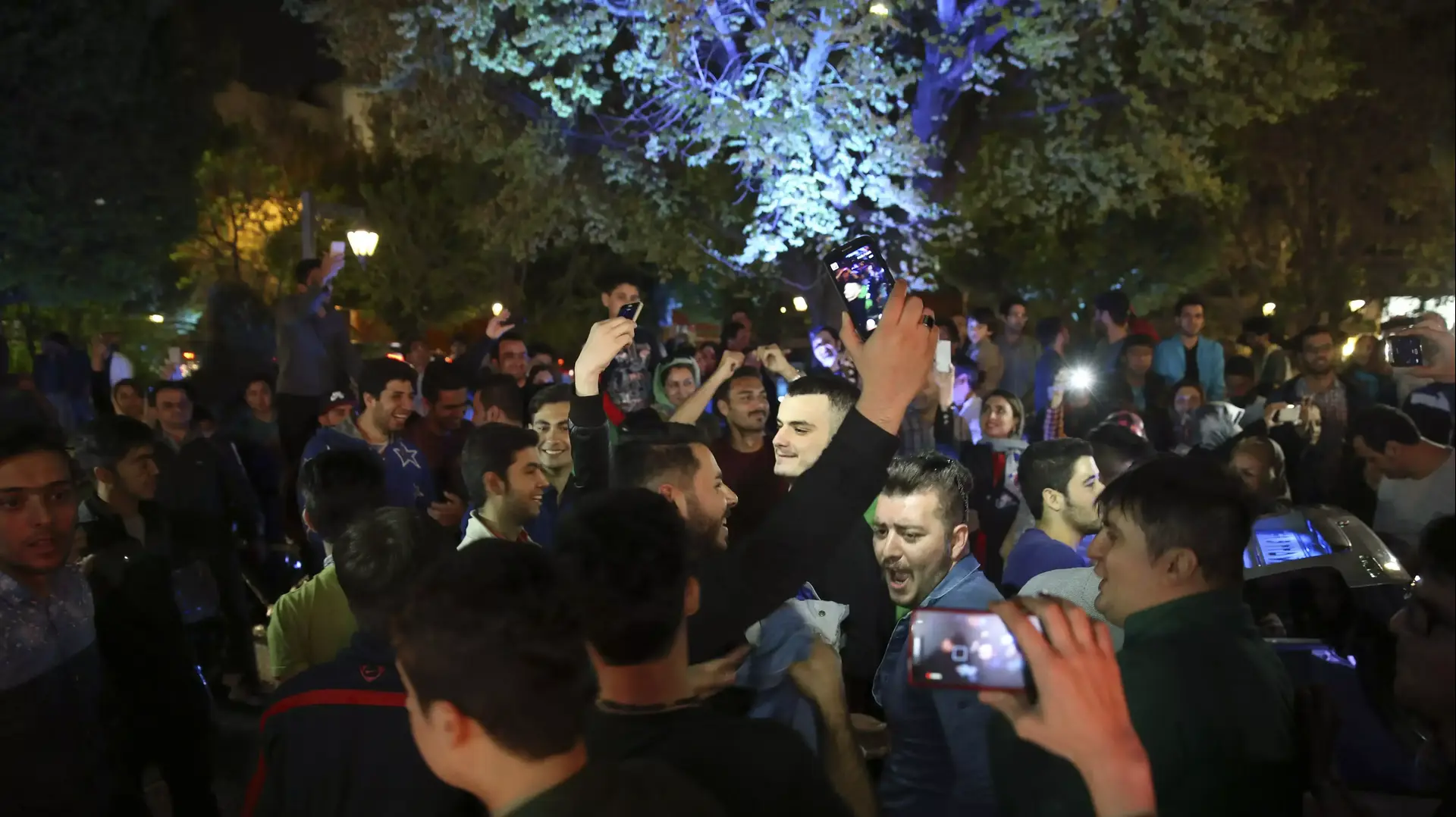 איראנים חוגגים את ההבנות עם המערב, טהראן, מרץ 2015 איראנים חוגגים את ההבנות עם המערב, טהראן, מרץ 2015