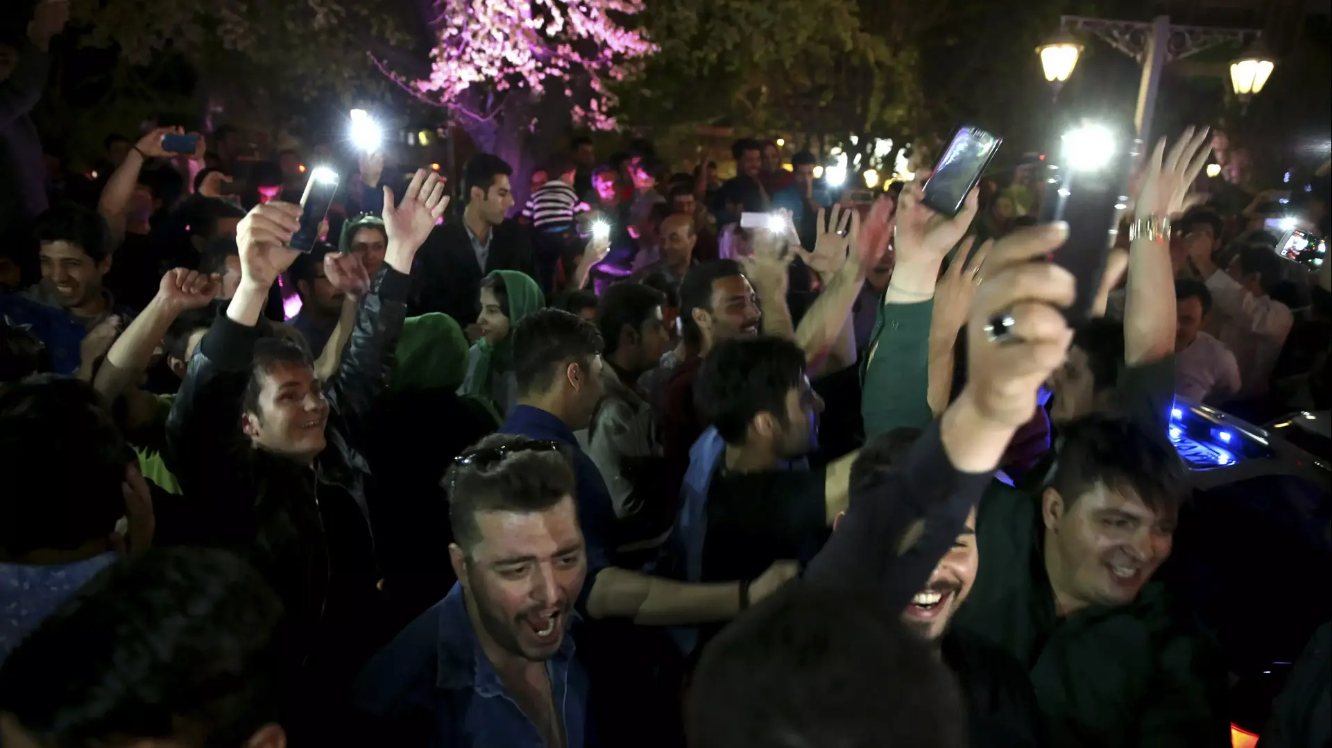 איראנים חוגגים את ההבנות עם המערב, טהראן, מרץ 2015 איראנים חוגגים את ההבנות עם המערב, טהראן, מרץ 2015