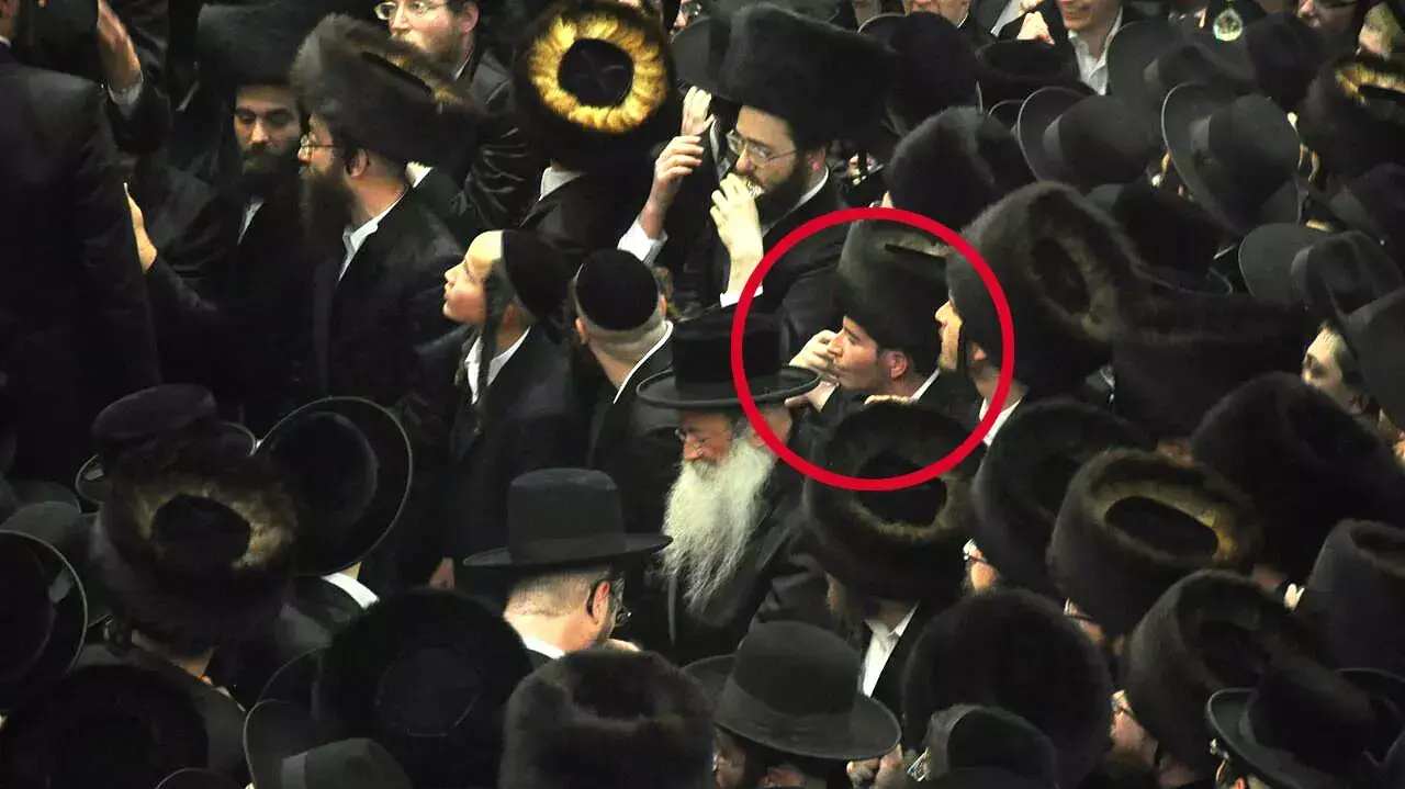 מרדכי גרבר דקות לפני מותו בלוויית הרב וואזנר, בני ברק, אפריל 2015 מרדכי גרבר דקות לפני מותו בלוויית הרב וואזנר, בני ברק, אפריל 2015