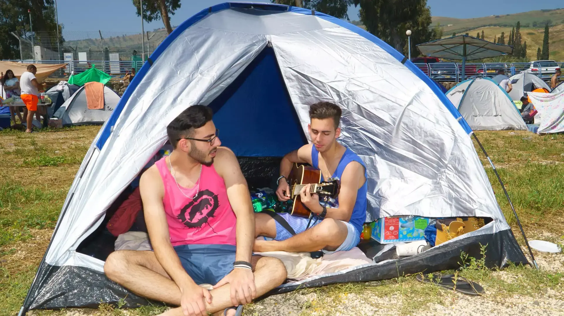 מטיילים בחוה"מ פסח, חוף שיקמים בכינרת. אפריל 2015 מטיילים בחוה"מ פסח, חוף שיקמים בכינרת. אפריל 2015