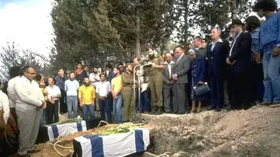 הלוויתם של בני קיבוץ משגב עם שנהרגו בפיגוע ביישוב בשנת 1980 הלוויתם של בני קיבוץ משגב עם שנהרגו בפיגוע ביישוב בשנת 1980
