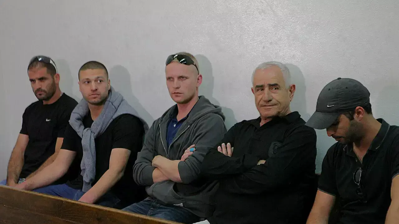 ניסים מוסלי (האמצעי) ואנשיו מובאים להארכת מעצר, ביהמ"ש השלום תל אביב. אפריל 2015
