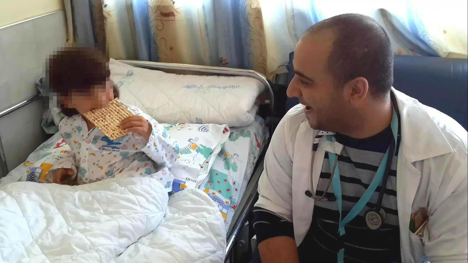 ילד פצוע סורי המאושפז במרכז הרפואי זיו בצפת אוכל מצות 07.04.2015