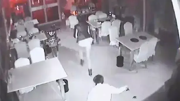 העובדת בורחת מהאנס העובדת בורחת מהאנס