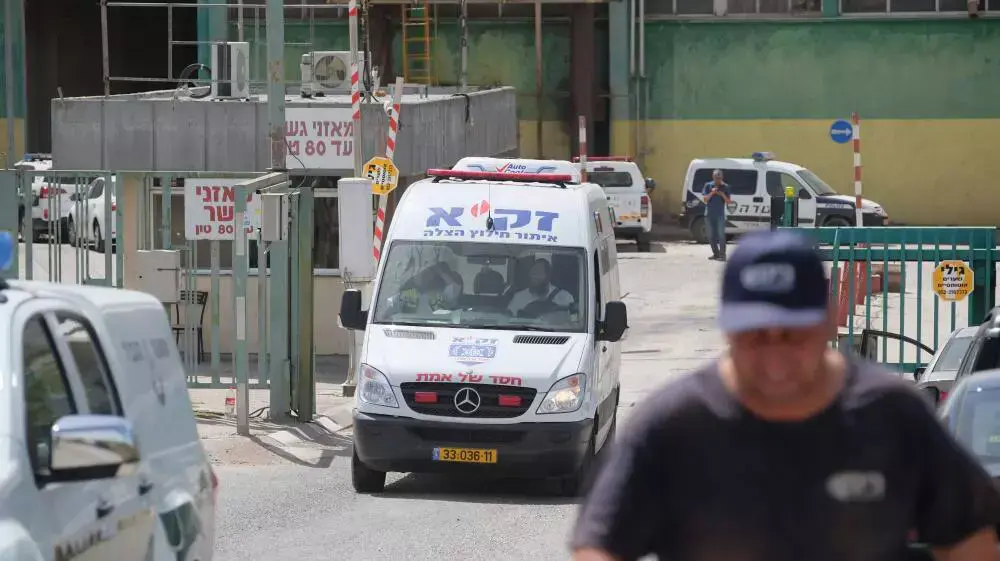 אדם קבור תחת 200 טון של תערובת מזון לעופות, במפעל תדמיר ליד בית שמש. אפריל 2015 אדם קבור תחת 200 טון של תערובת מזון לעופות, במפעל תדמיר ליד בית שמש. אפריל 2015