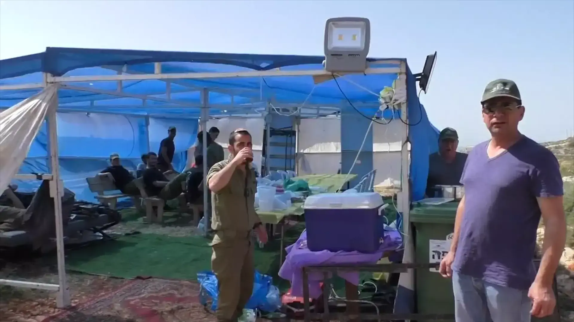 תיעוד: חיילים חוגגים על חורבות מאחז