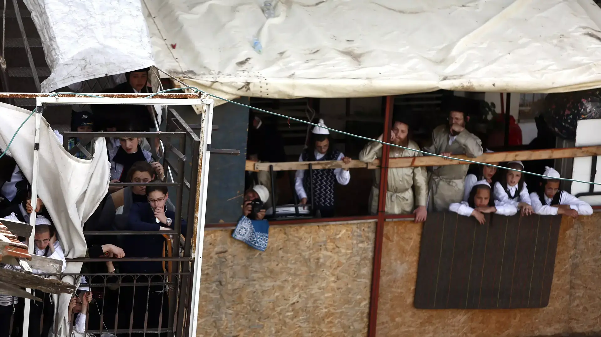 הלוויית יצחק סמט שנפצע בהלוויית הרב וואזנר, אפריל 2015 הלוויית יצחק סמט שנפצע בהלוויית הרב וואזנר, אפריל 2015