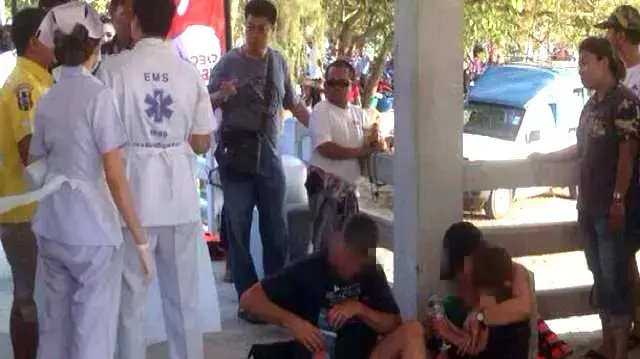 משפחת הילדה שנהרגה בשריפה במעבורת בתאילנד, אפריל 2015 משפחת הילדה שנהרגה בשריפה במעבורת בתאילנד, אפריל 2015