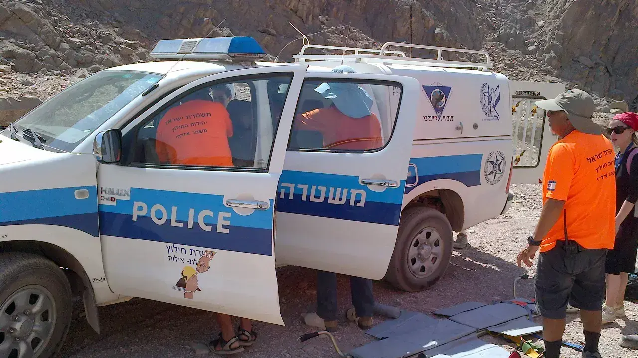 חילוץ מטיילים בנחל יואש שליד עובדה 08.04.15 חילוץ מטיילים בנחל יואש שליד עובדה 08.04.15