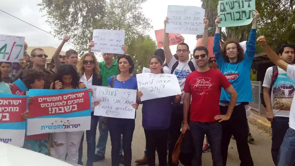 פעילים למען אוטובוסים בשבת מפגינים מחוץ לבית שר התחבורה ישראל כץ, אפריל 2015 פעילים למען אוטובוסים בשבת מפגינים מחוץ לבית שר התחבורה ישראל כץ, אפריל 2015