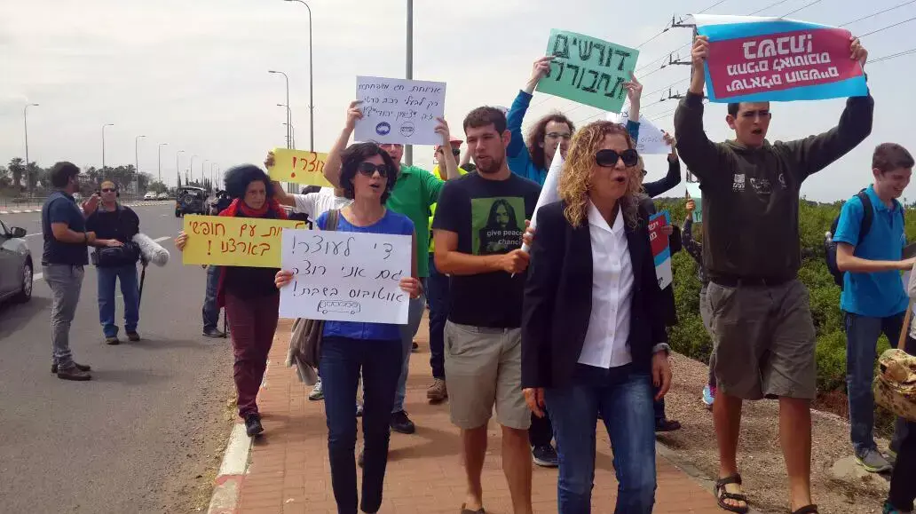 פעילים למען אוטובוסים בשבת מפגינים מחוץ לבית שר התחבורה ישראל כץ, אפריל 2015 פעילים למען אוטובוסים בשבת מפגינים מחוץ לבית שר התחבורה ישראל כץ, אפריל 2015