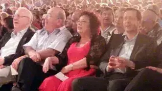 נשיא המדינה ראובן ריבלין ואשתו ויצחק הרצוג ורעייתו בפסטיבל עין גב, אפריל 2015 נשיא המדינה ראובן ריבלין ואשתו ויצחק הרצוג ורעייתו בפסטיבל עין גב, אפריל 2015
