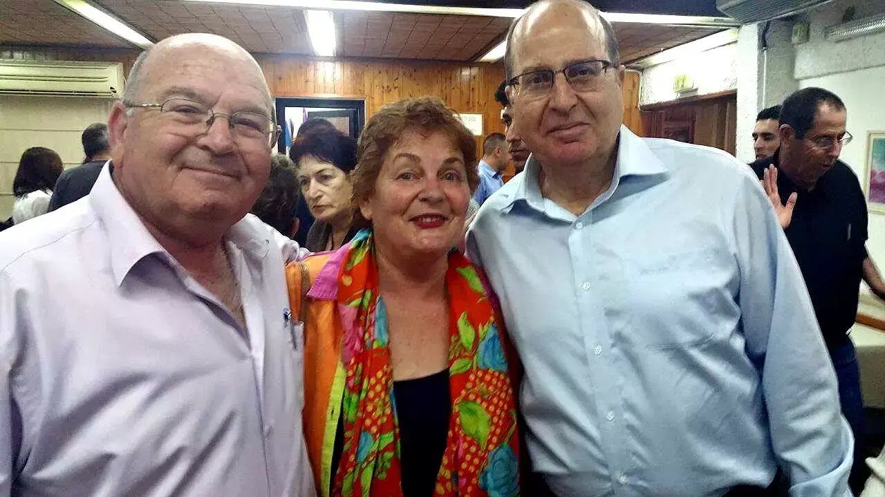 השר משה יעלון עם שרהלה שרון ויוסי ורדי בפסטיבל עין גב, אפריל 2015 השר משה יעלון עם שרהלה שרון ויוסי ורדי בפסטיבל עין גב, אפריל 2015