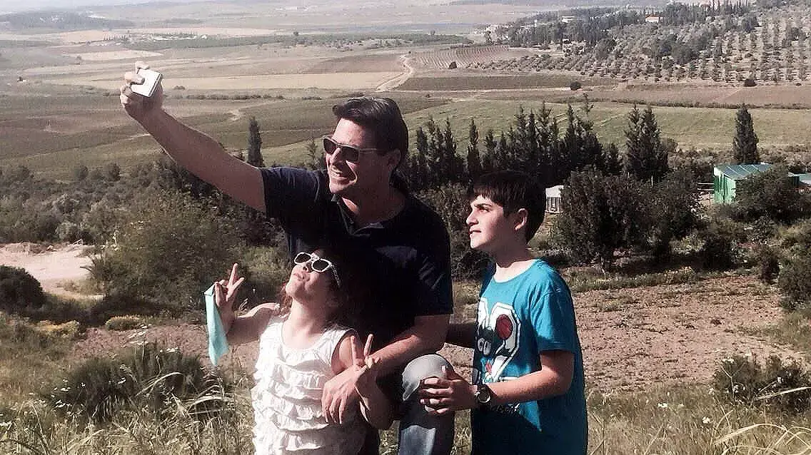 ח"כ אופיר אקוניס מטייל עם ילדיו בעמק איילון, 9 באפריל 2015 ח"כ אופיר אקוניס מטייל עם ילדיו בעמק איילון, 9 באפריל 2015
