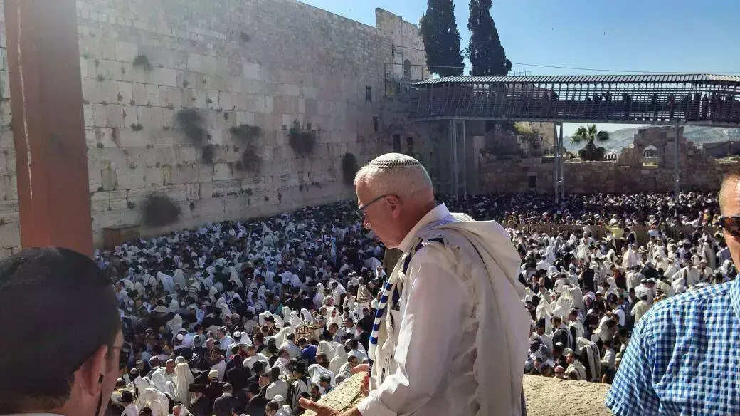 השר אורי אריאל בברכת הכהנים המסורתית בכותל המערבי, 6 באפריל 2015 השר אורי אריאל בברכת הכהנים המסורתית בכותל המערבי, 6 באפריל 2015