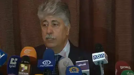 שר העבודה הפלסטיני, אחמד מג'דלאני, במהלך מסיבת עיתונאים בדמשק, בירת סוריה