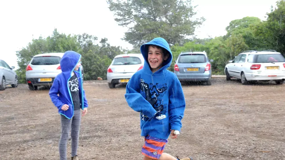 מטיילים בורחים מהגשם ביערות הכרמל 10 באפריל 2015 מטיילים בורחים מהגשם ביערות הכרמל 10 באפריל 2015