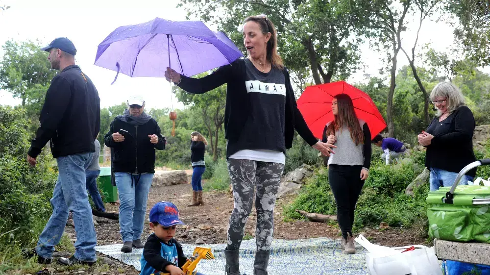 מטיילים בורחים מהגשם ביערות הכרמל 10 באפריל 2015 מטיילים בורחים מהגשם ביערות הכרמל 10 באפריל 2015