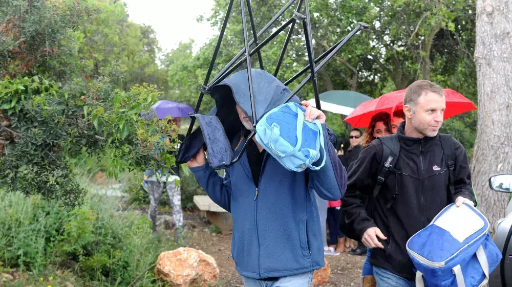 מטיילים בורחים מהגשם ביערות הכרמל 10 באפריל 2015 מטיילים בורחים מהגשם ביערות הכרמל 10 באפריל 2015