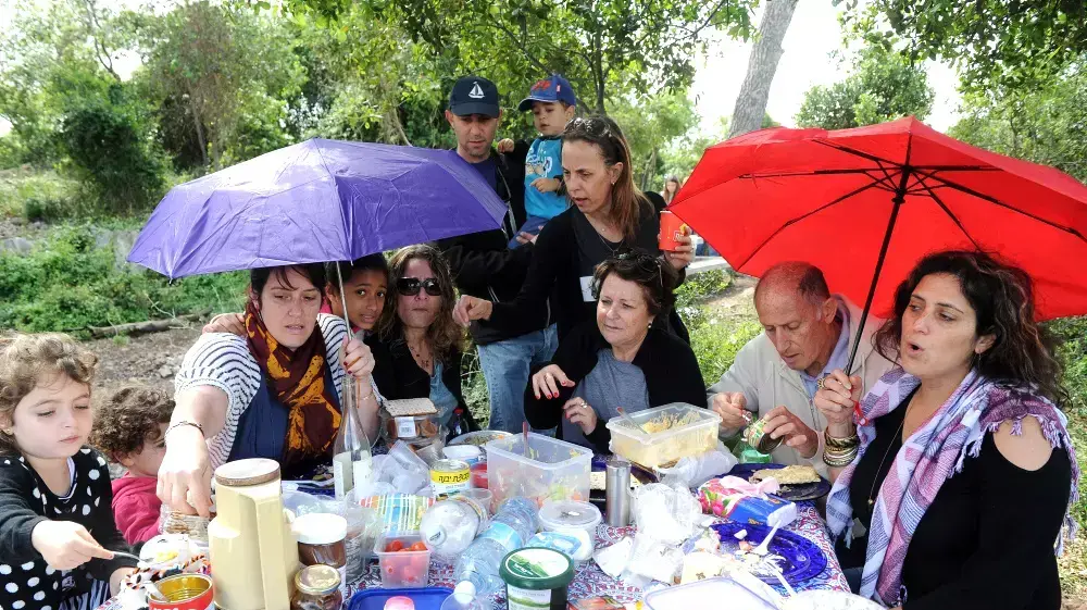 מטיילים בורחים מהגשם ביערות הכרמל 10 באפריל 2015 מטיילים בורחים מהגשם ביערות הכרמל 10 באפריל 2015