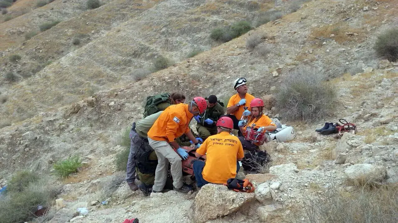 אדם הידרדר עם ג'יפ במדרון באזור צפון ים המלח וחולץ, 11 באפריל 2015 אדם הידרדר עם ג'יפ במדרון באזור צפון ים המלח וחולץ, 11 באפריל 2015