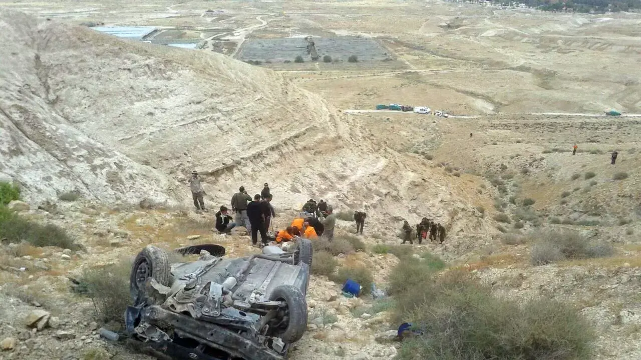 אדם הידרדר עם ג'יפ במדרון באזור צפון ים המלח וחולץ, 11 באפריל 2015 אדם הידרדר עם ג'יפ במדרון באזור צפון ים המלח וחולץ, 11 באפריל 2015