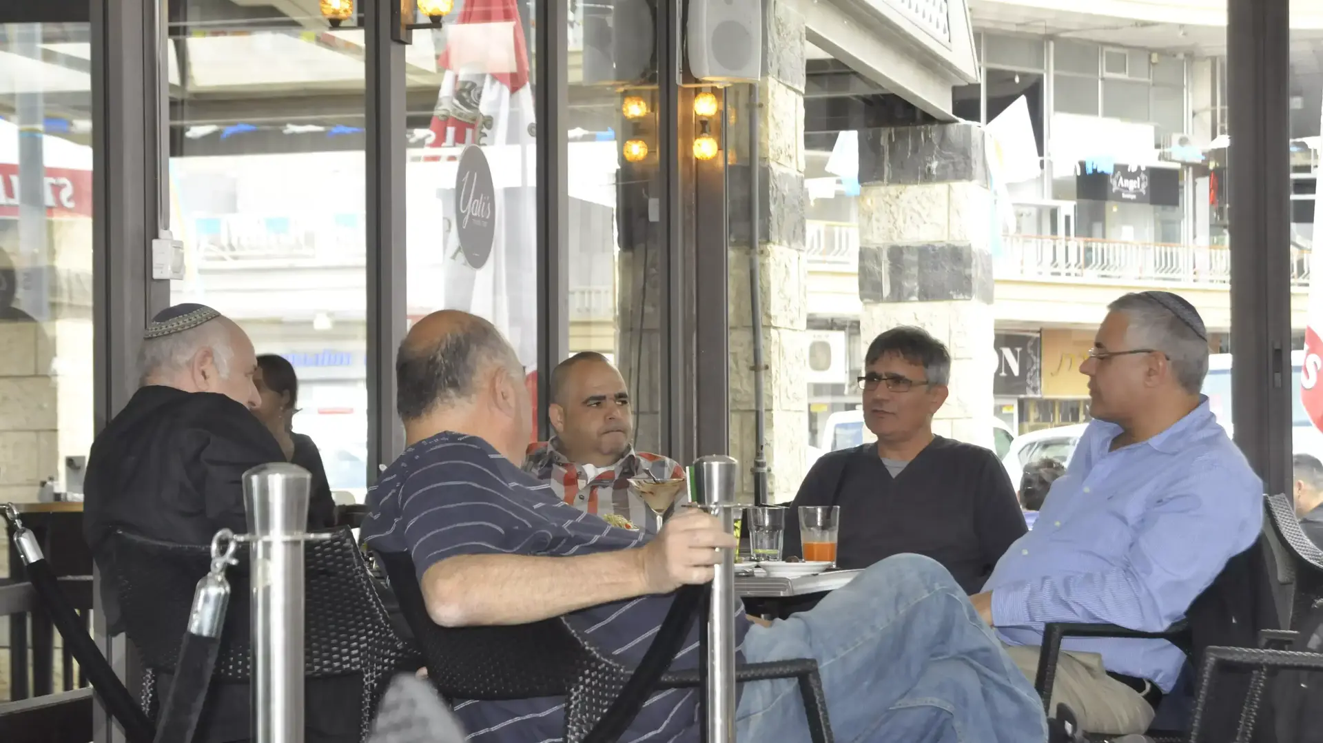 ז'קי לוי, לשעבר ראש עיריית בית שאן וחבר כנסת מכהן מטעם הליכוד בשיחה עם פעילי המפלגה מטבריה ז'קי לוי, לשעבר ראש עיריית בית שאן וחבר כנסת מכהן מטעם הליכוד בשיחה עם פעילי המפלגה מטבריה