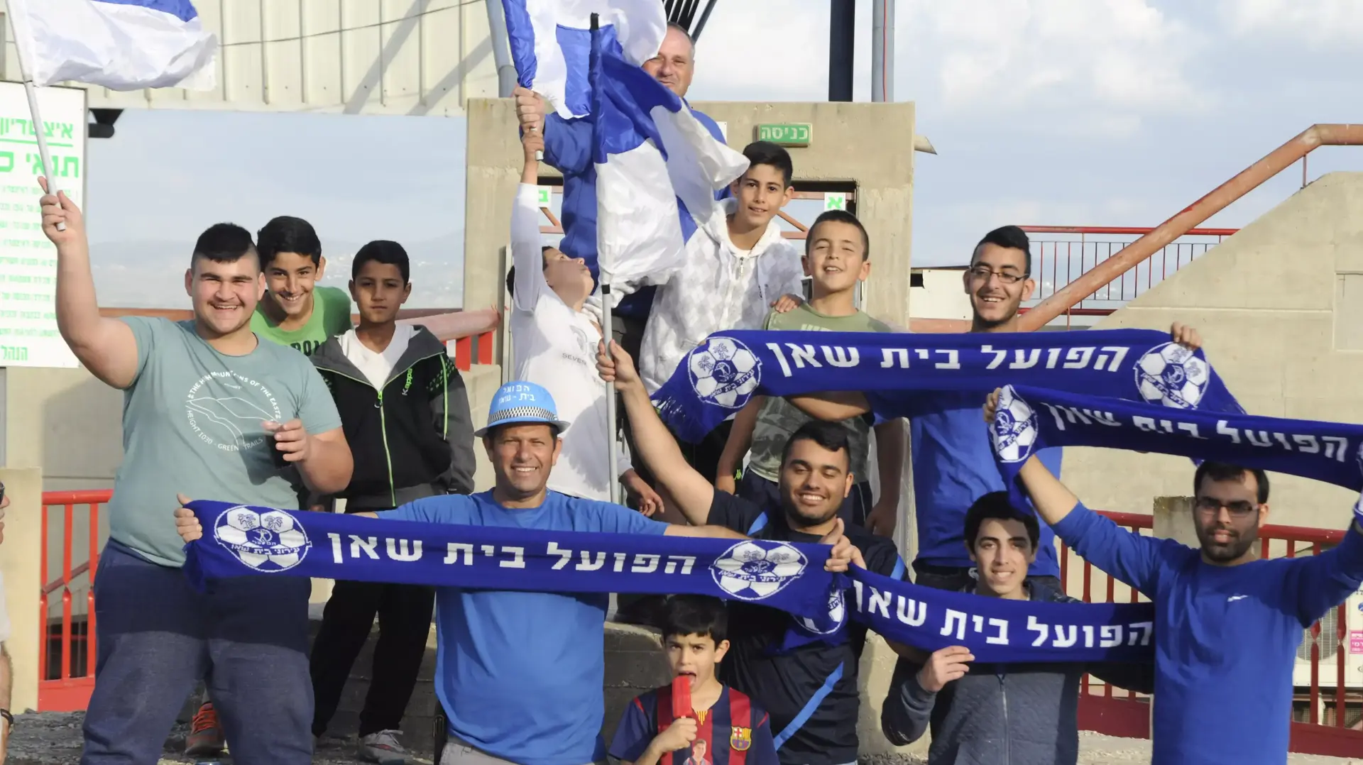 אוהדים במשחק כדורגל של הפועל בית שאן אוהדים במשחק כדורגל של הפועל בית שאן