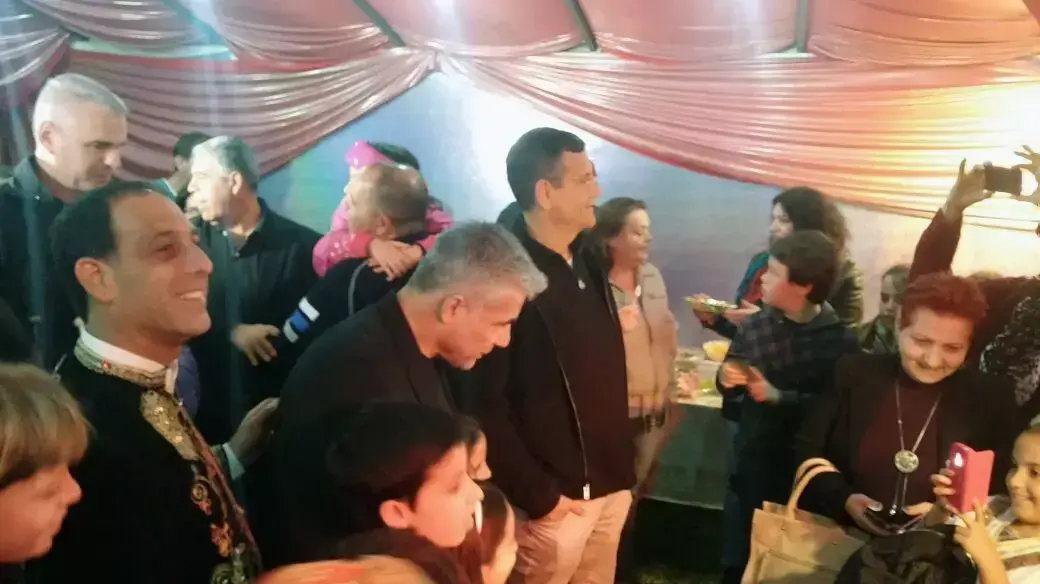 יו"ר יש עתיד, יאיר לפיד חוגג את המימונה עם רעייתו ליהיא וחברי הכנסת מיקי לוי וקארין אלהרר, אפריל 2015 יו"ר יש עתיד, יאיר לפיד חוגג את המימונה עם רעייתו ליהיא וחברי הכנסת מיקי לוי וקארין אלהרר, אפריל 2015